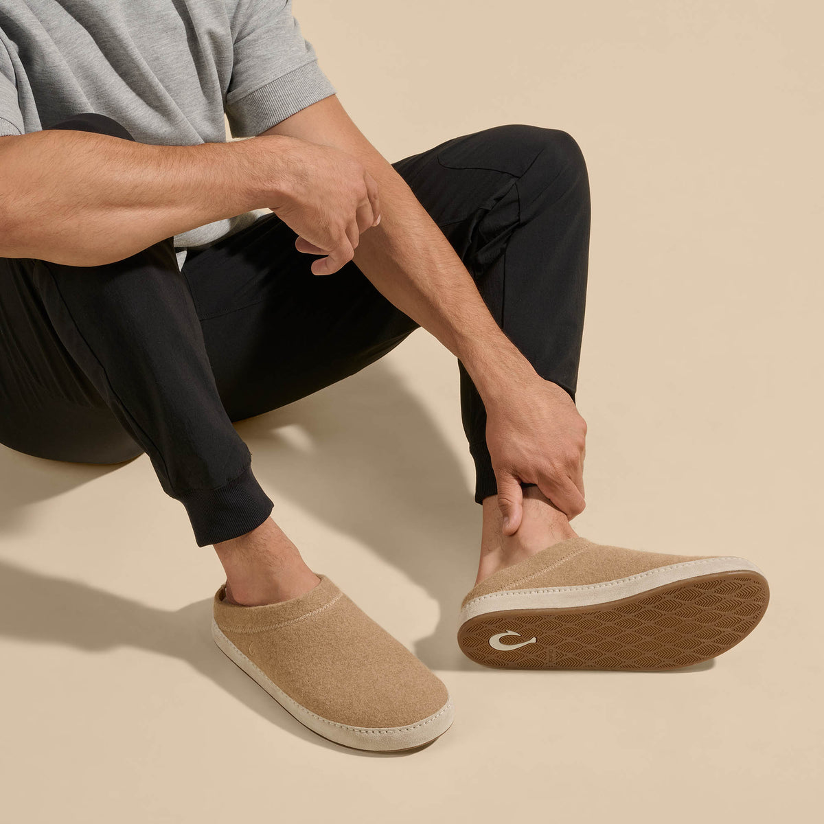 OluKai Hāmani Hulu Men’s Wool Mule Slippers for Men